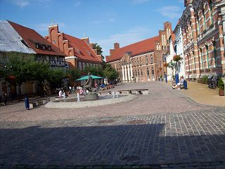 Schuhmarkt mit Brunnen in Parchim